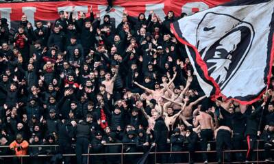 Tifosi del Milan nel secondo anello blu della Curva Sud di San Siro, con striscioni e bandiere, durante una partita allo stadio