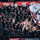 Tifosi del Milan nel secondo anello blu della Curva Sud di San Siro, con striscioni e bandiere, durante una partita allo stadio