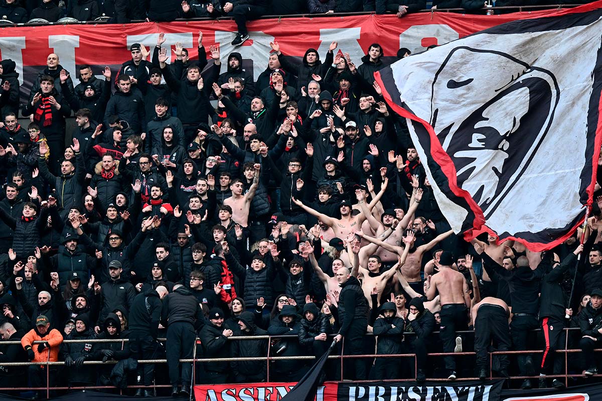 Tifosi del Milan nel secondo anello blu della Curva Sud di San Siro, con striscioni e bandiere, durante una partita allo stadio