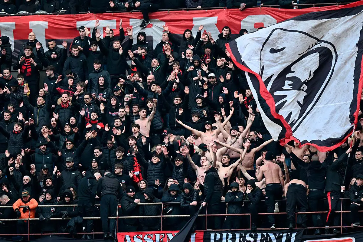 Tifosi del Milan nel secondo anello blu della Curva Sud di San Siro, con striscioni e bandiere, durante una partita allo stadio
