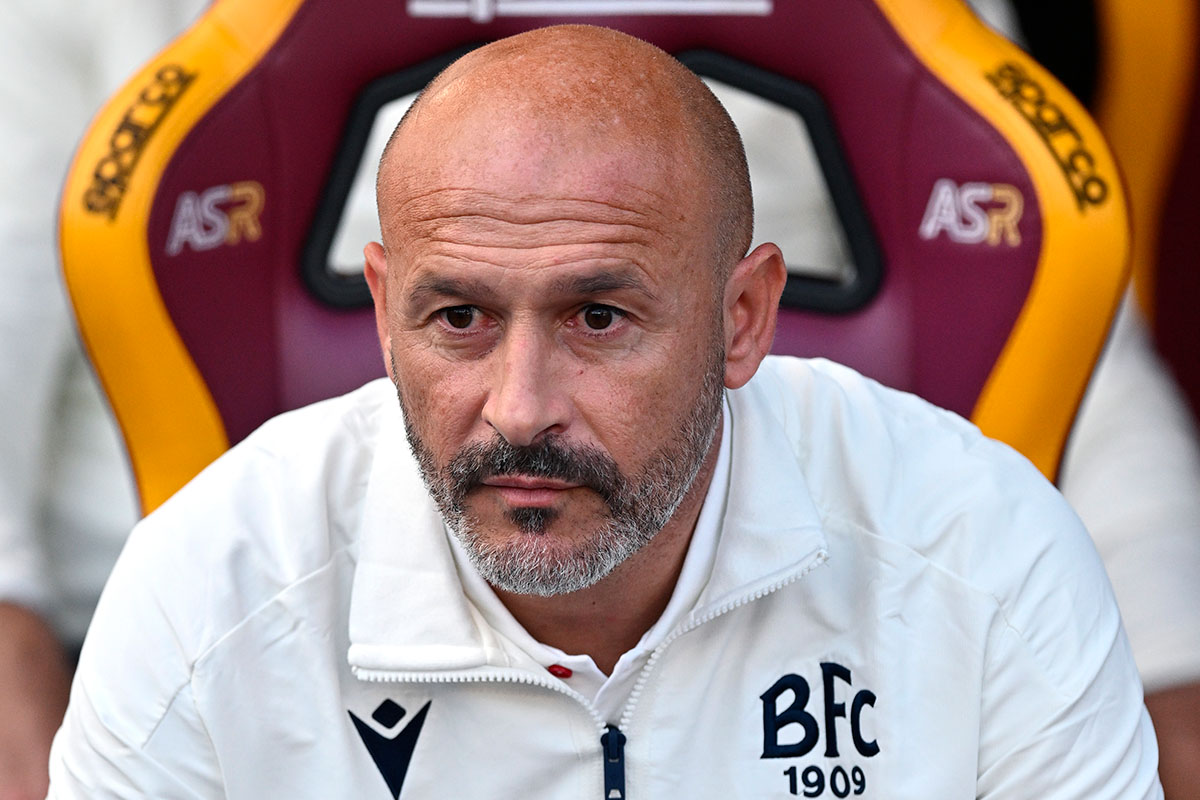Vincenzo Italiano allenatore del Bologna in panchina durante una gara di Serie A