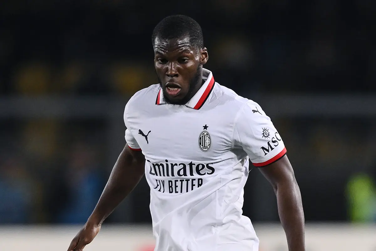 Yunus Musah in campo con la seconda maglia del Milan 2024/2025