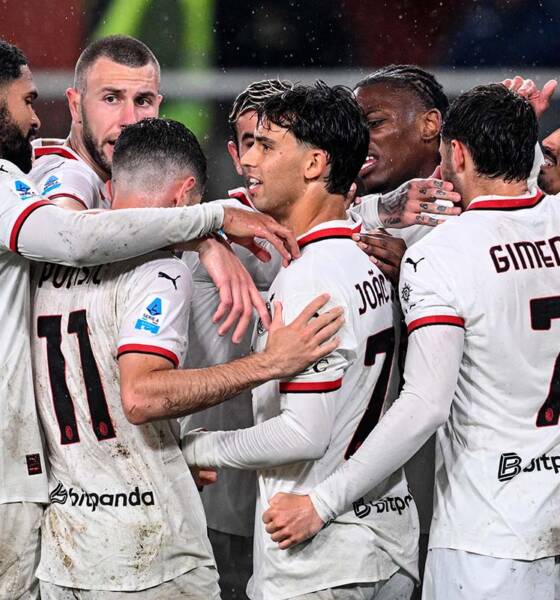 Giocatori del Milan esultano dopo il gol del 2-1 contro il Genoa