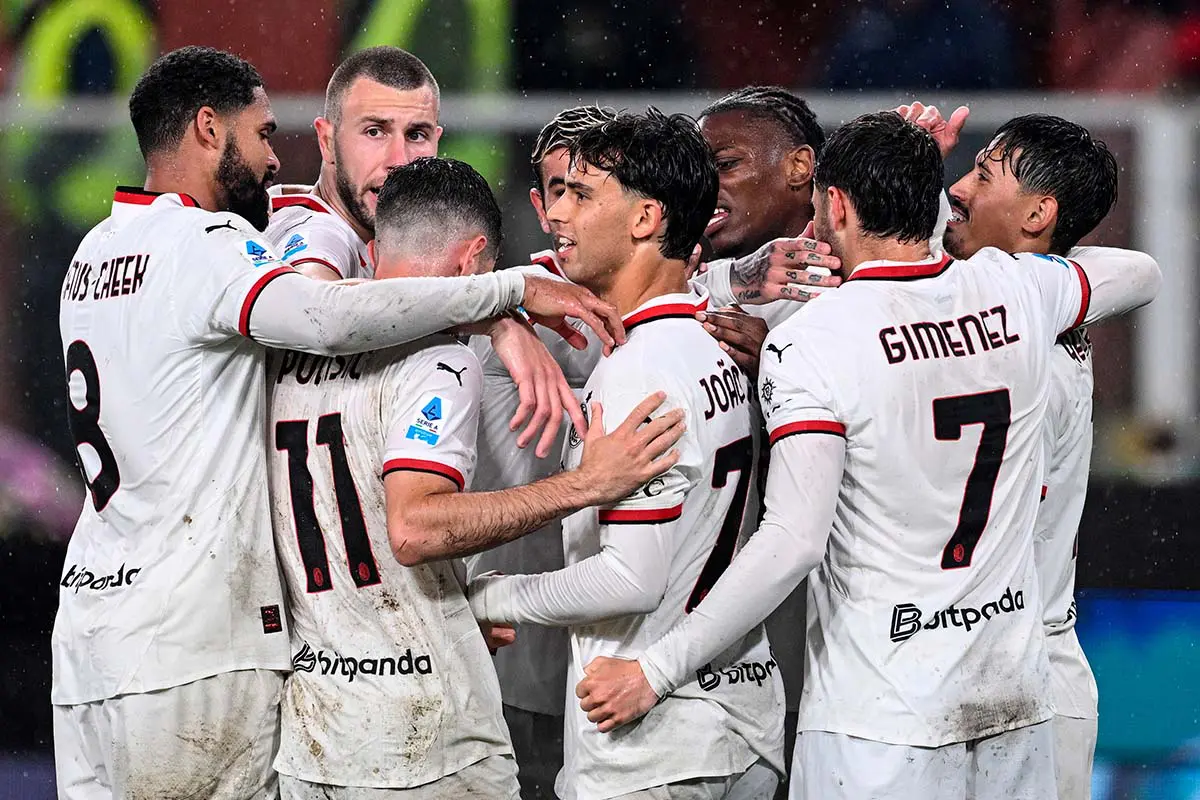 Giocatori del Milan esultano dopo il gol del 2-1 contro il Genoa