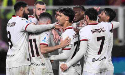 Giocatori del Milan esultano dopo un gol