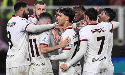 Giocatori del Milan esultano dopo un gol