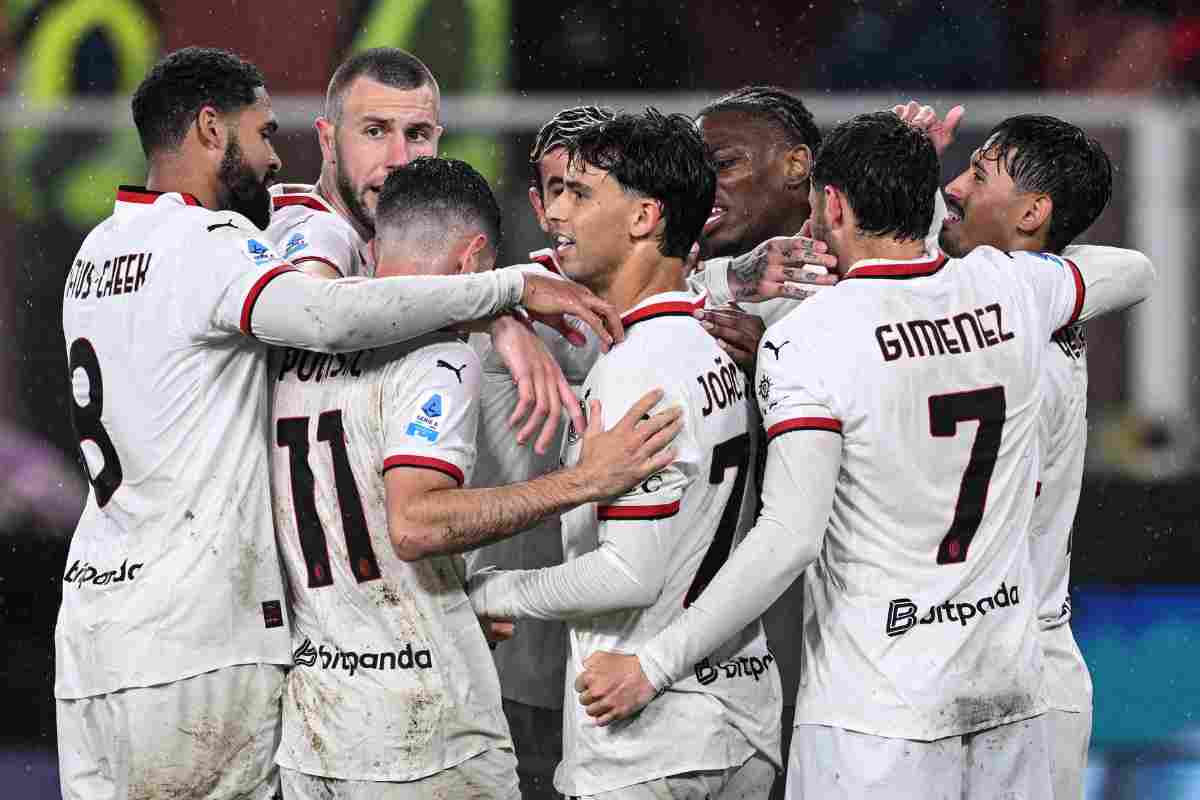 Giocatori del Milan esultano dopo un gol
