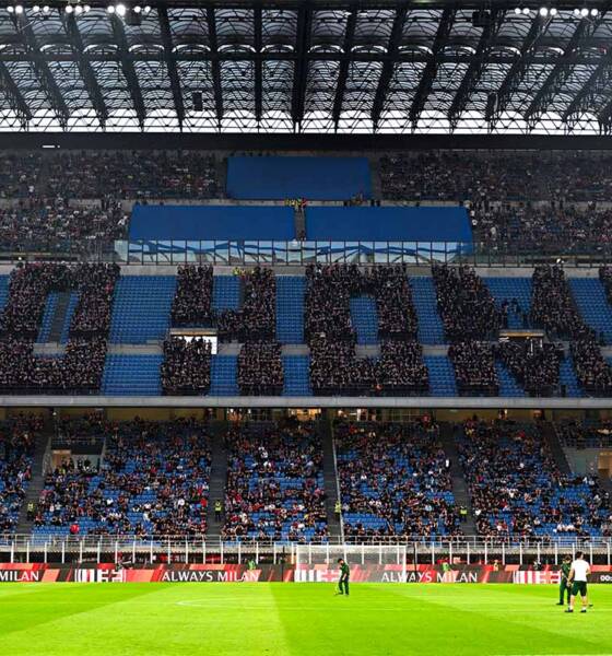 Curva Sud del Milan mostra la scritta umana “GO HOME” in segno di protesta durante Milan-Monza
