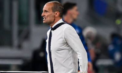 Esultanza nervosa di Massimiliano Allegri senza giacca durante una partita della Juventus