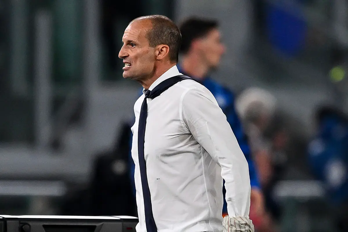Esultanza nervosa di Massimiliano Allegri senza giacca durante una partita della Juventus