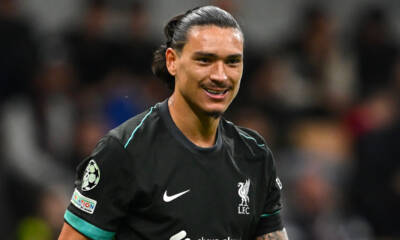 Darwin Nunez sorride con la maglia del Liverpool dopo aver segnato un gol