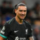 Darwin Nunez sorride con la maglia del Liverpool dopo aver segnato un gol