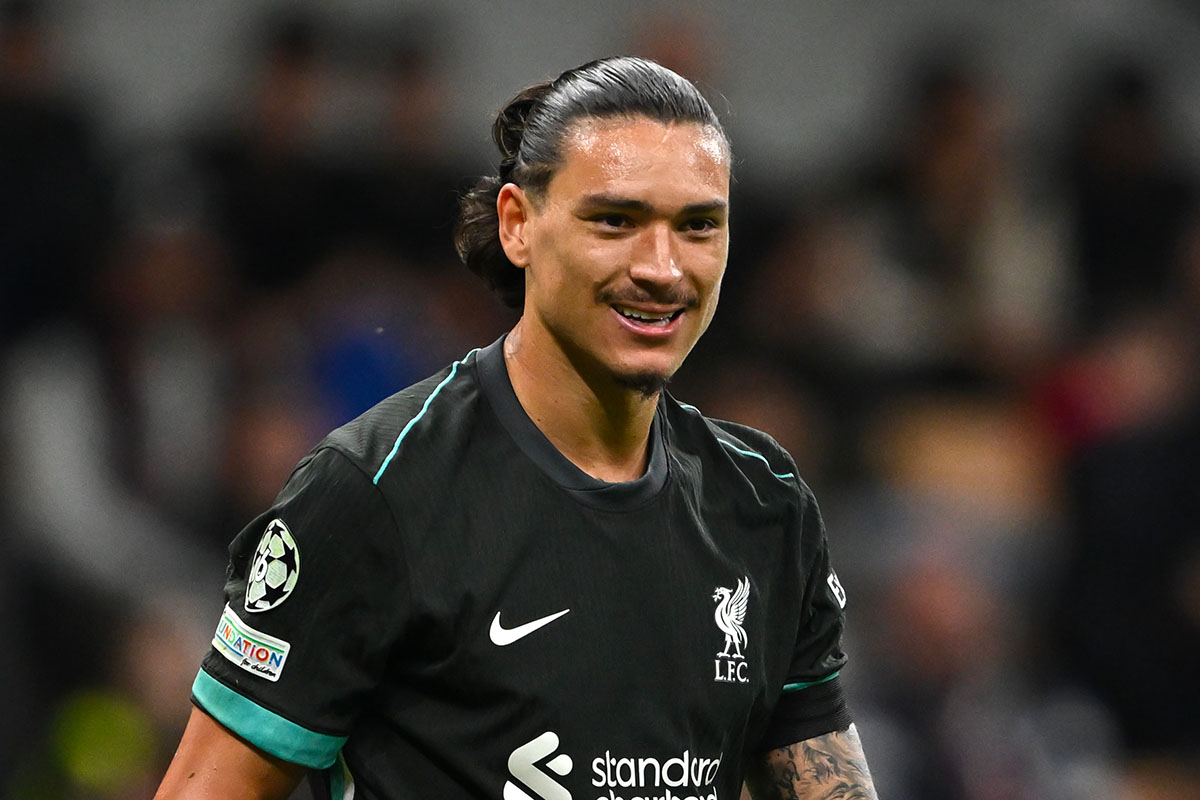 Darwin Nunez sorride con la maglia del Liverpool dopo aver segnato un gol