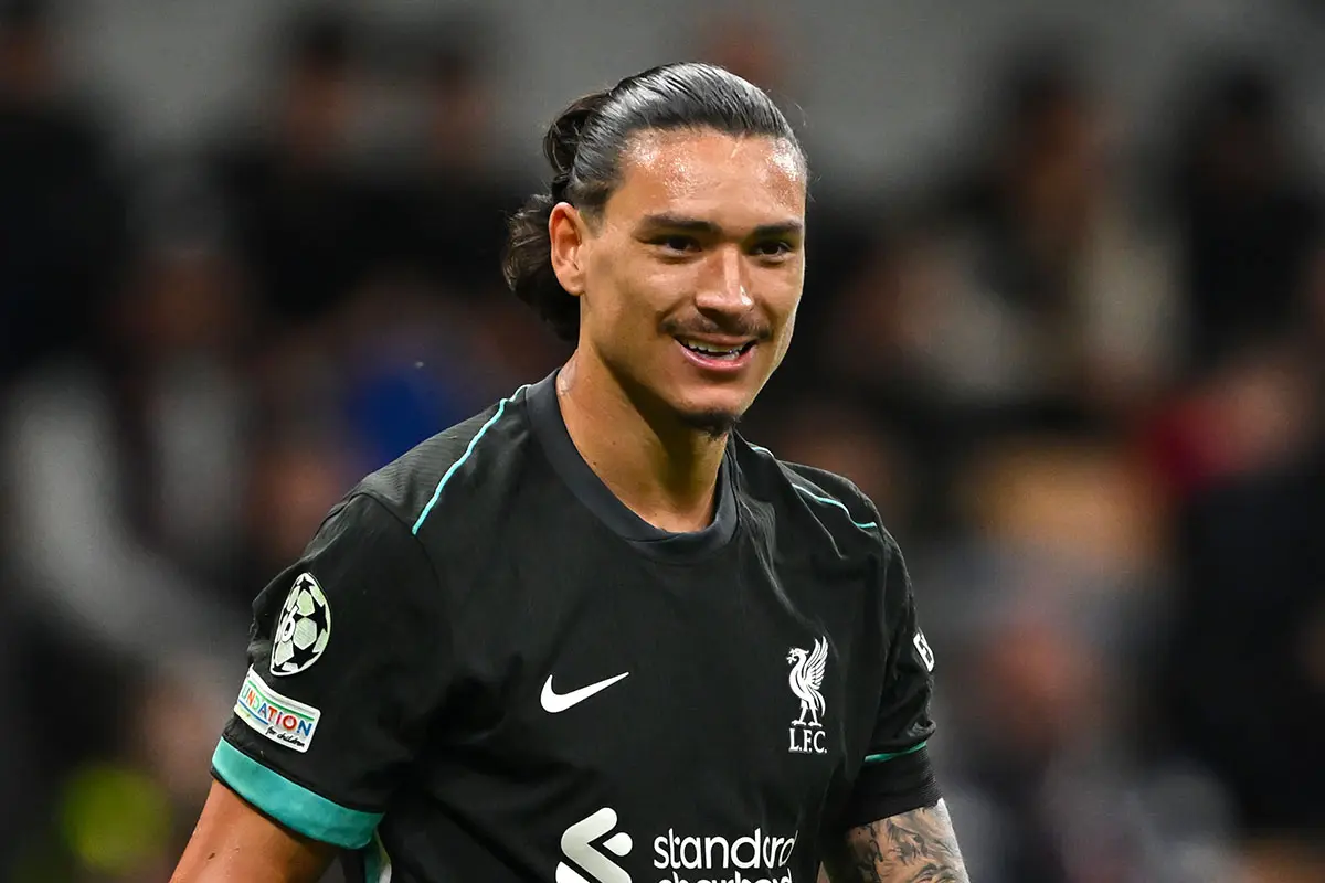 Darwin Nunez sorride con la maglia del Liverpool dopo aver segnato un gol