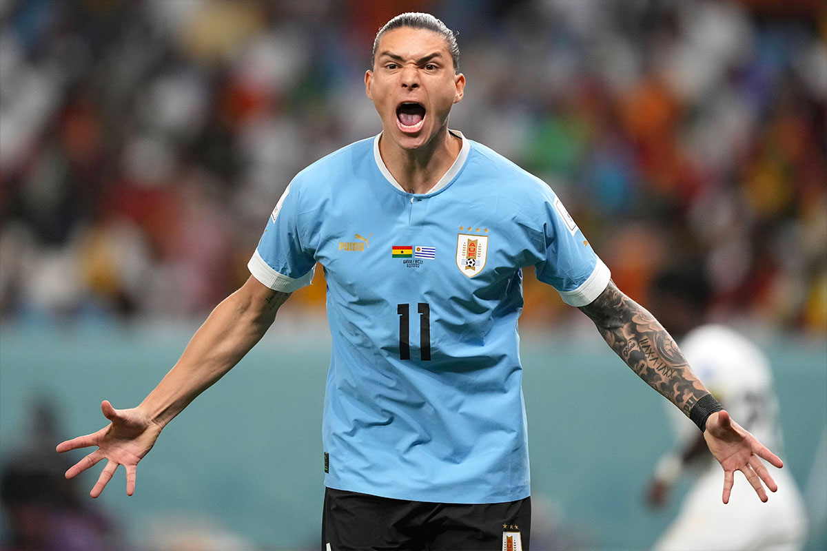 Darwin Nunez esulta a braccia aperte dopo un gol segnato con l’Uruguay