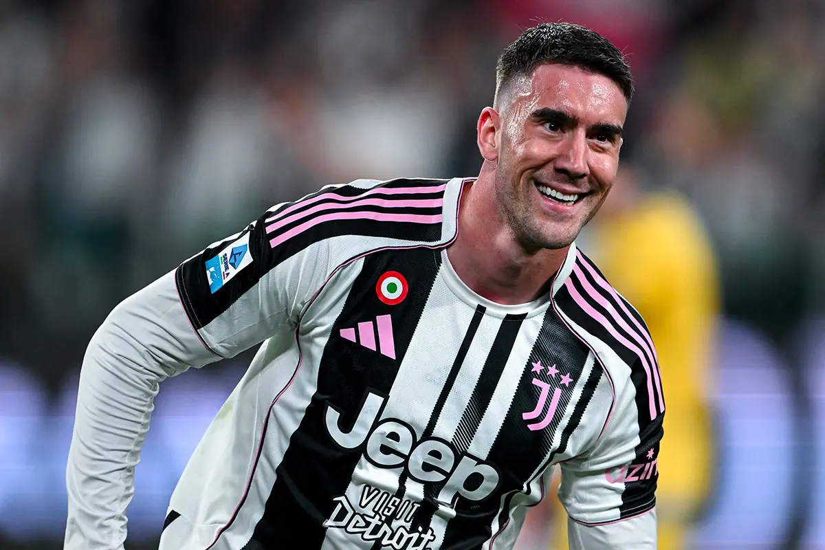 Dusan Vlahovic esulta sorridendo dopo un gol segnato con la Juventus