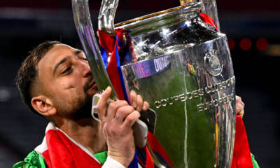 Gigio Donnarumma del PSG bacia la Champions League dopo la vittoria in finale contro l’Inter