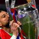 Gigio Donnarumma del PSG bacia la Champions League dopo la vittoria in finale contro l’Inter