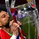 Gigio Donnarumma del PSG bacia la Champions League dopo la vittoria in finale contro l’Inter