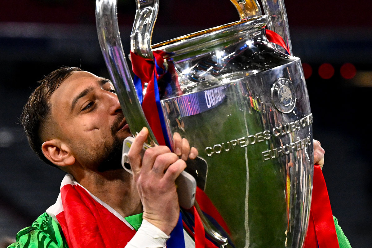 Gigio Donnarumma del PSG bacia la Champions League dopo la vittoria in finale contro l’Inter