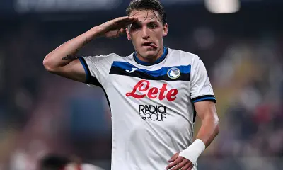 Mateo Retegui esulta dopo aver segnato un gol con l’Atalanta