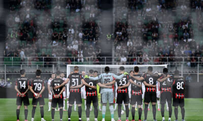 Il Milan durante il minuto di silenzio a San Siro prima della gara contro il Monza