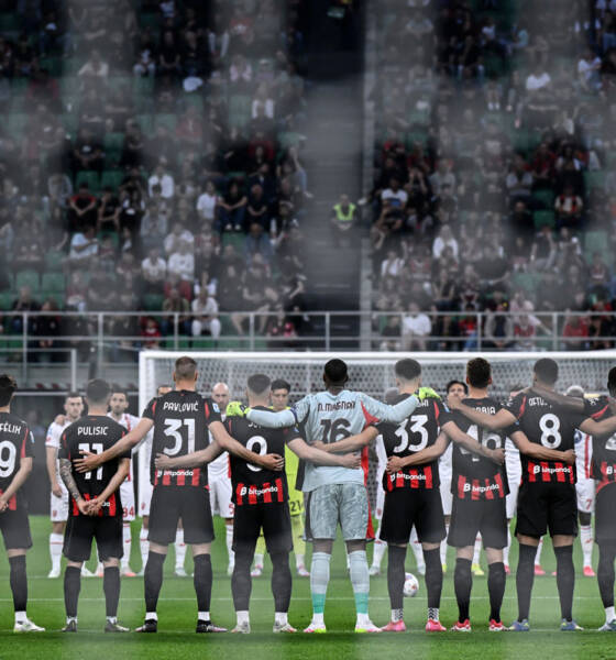Il Milan durante il minuto di silenzio a San Siro prima della gara contro il Monza
