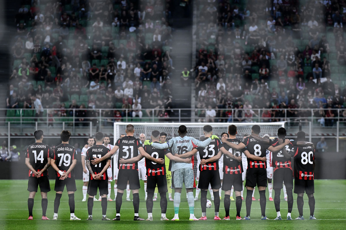 Il Milan durante il minuto di silenzio a San Siro prima della gara contro il Monza