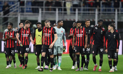 Giocatori del Milan salutano la Curva Sud dopo Milan-Monza, ultima giornata Serie A 2024/2025