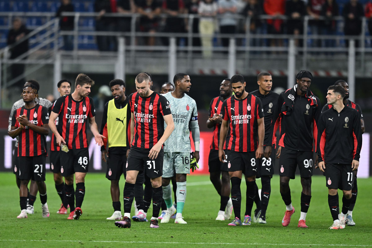Giocatori del Milan salutano la Curva Sud dopo Milan-Monza, ultima giornata Serie A 2024/2025