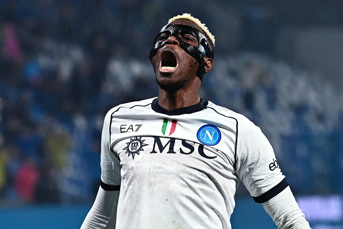 Victor Osimhen urla esultando con la maschera dopo un gol con il Napoli