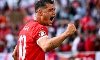 Granit Xhaka esulta durante una partita con la nazionale svizzera