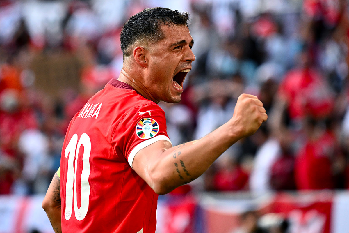 Granit Xhaka esulta durante una partita con la nazionale svizzera