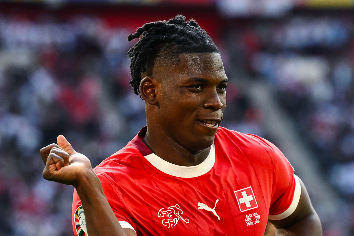 Breel Embolo esulta dopo un gol segnato con la nazionale svizzera