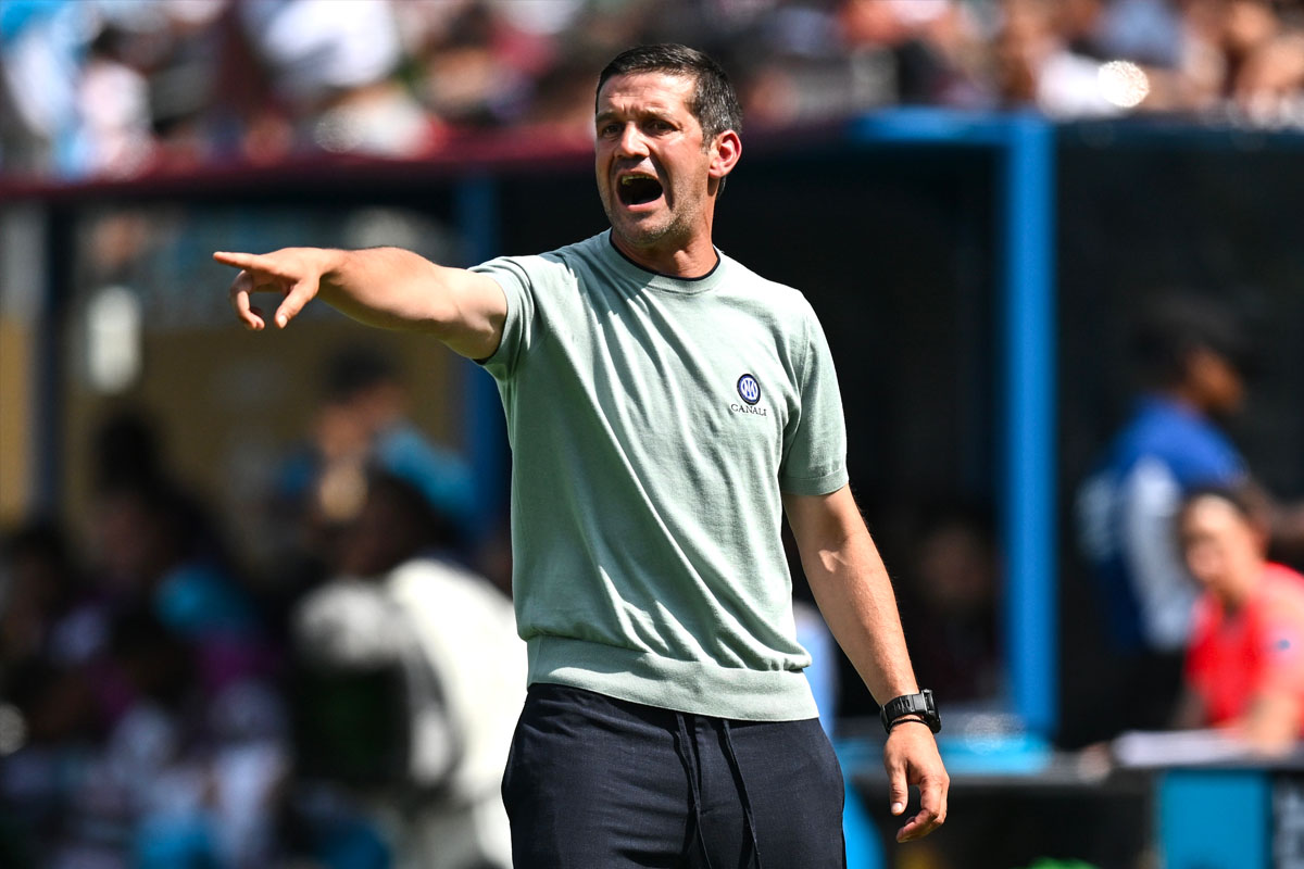 Christian Chivu allena l’Inter da bordocampo durante una partita del Mondiale per Club 2025