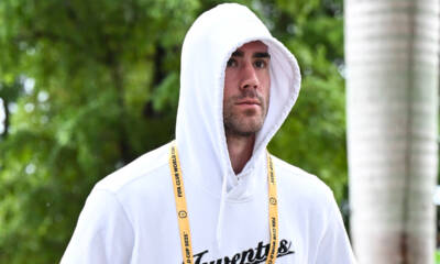 Dušan Vlahović con la felpa bianca della Juventus e il cappuccio alzato durante una fase di relax al Mondiale per Club 2025 negli Stati Uniti