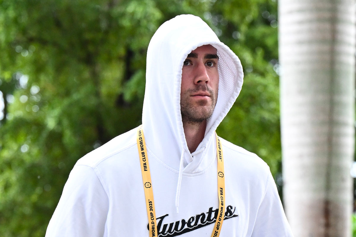 Dušan Vlahović con la felpa bianca della Juventus e il cappuccio alzato durante una fase di relax al Mondiale per Club 2025 negli Stati Uniti