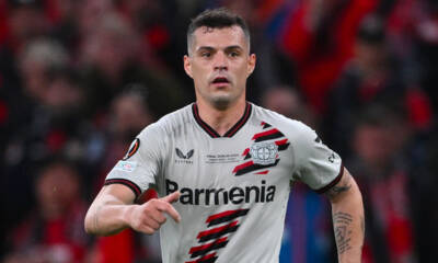 Granit Xhaka in campo con la maglia del Bayer Leverkusen durante una partita di UEFA Europa League
