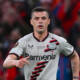Granit Xhaka in campo con la maglia del Bayer Leverkusen durante una partita di UEFA Europa League