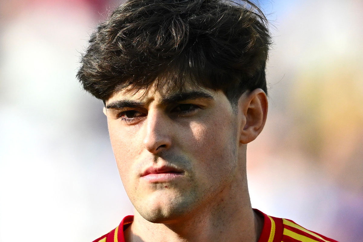 Javi Guerra in primo piano con la maglia della nazionale spagnola