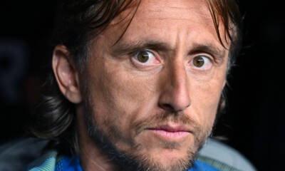 Luka Modrić in panchina con lo sguardo concentrato durante una delle sue ultime partite con il Real Madrid