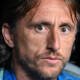 Luka Modrić in panchina con lo sguardo concentrato durante una delle sue ultime partite con il Real Madrid