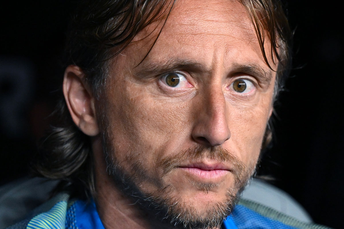Luka Modrić in panchina con lo sguardo concentrato durante una delle sue ultime partite con il Real Madrid