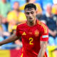 Marc Pubill in campo con la maglia della nazionale spagnola durante una gara internazionale