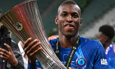 Nicolas Jackson con il trofeo della Conference League 2024/2025 vinto dal Chelsea