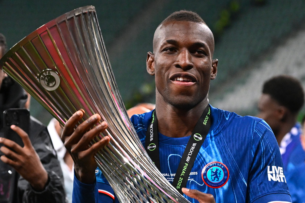 Nicolas Jackson con il trofeo della Conference League 2024/2025 vinto dal Chelsea