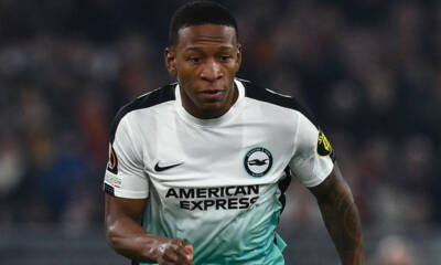 Pervis Estupiñán corre in campo con la maglia del Brighton durante una partita di Europa League