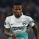 Pervis Estupiñán corre in campo con la maglia del Brighton durante una partita di Europa League