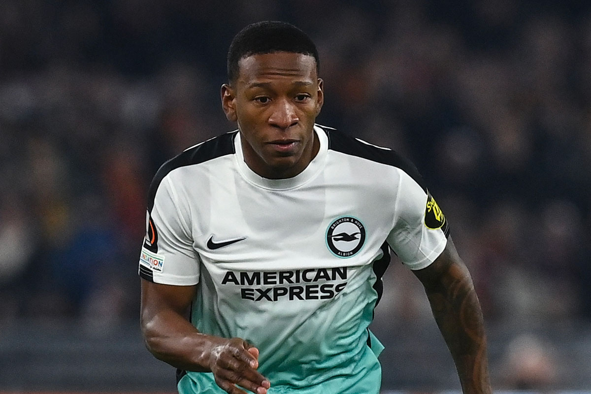Pervis Estupiñán corre in campo con la maglia del Brighton durante una partita di Europa League