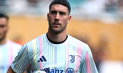 Dusan Vlahovic fermo durante il riscaldamento prepartita della Juventus
